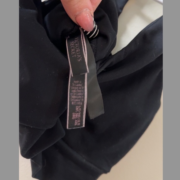 Victoria's Secret Twist-Front Keyhole Sports Bra - Picture 3 of 3